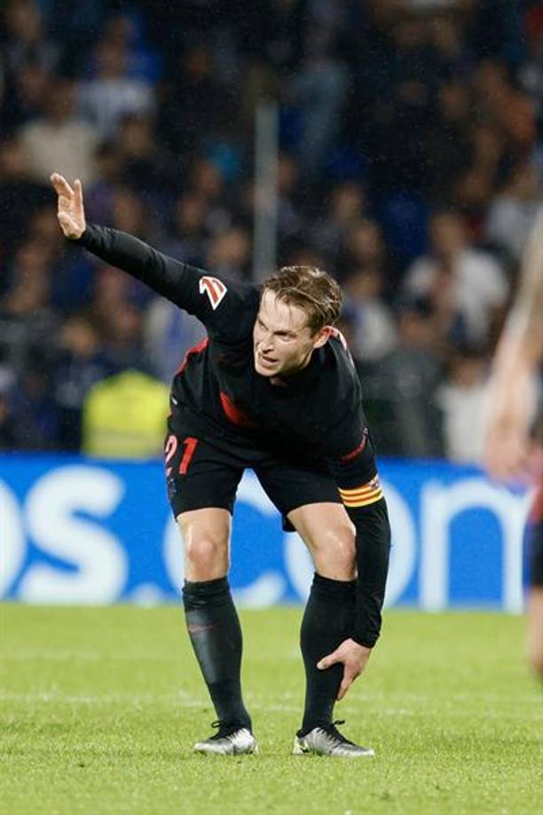 En la primera parte, el Barcelona también encendió las alarmas, luego de que Frankie de Jong se colocara la mano al tobillo izquierdo.