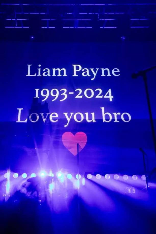 Hacia el final del show, apareció un mensaje sobre Payne en una pantalla grande mientras sonaba la canción Stardust de Malik. “Liam Payne 1993-2024, te amo hermano”, este fue el mensaje departe de Zayn a Liam.