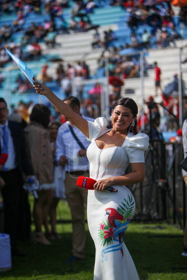 Así luce la hermosa presentadora Milagro Flores. 