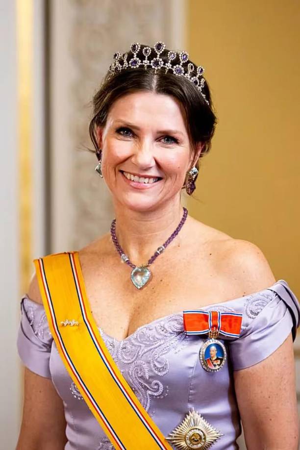  Un sondeo reciente del periódico ‘Dagbladet’ reveló que el 54,4 % de los noruegos creen que Marta Luisa, cuarta en la línea de sucesión al trono, debería renunciar a su título de princesa.