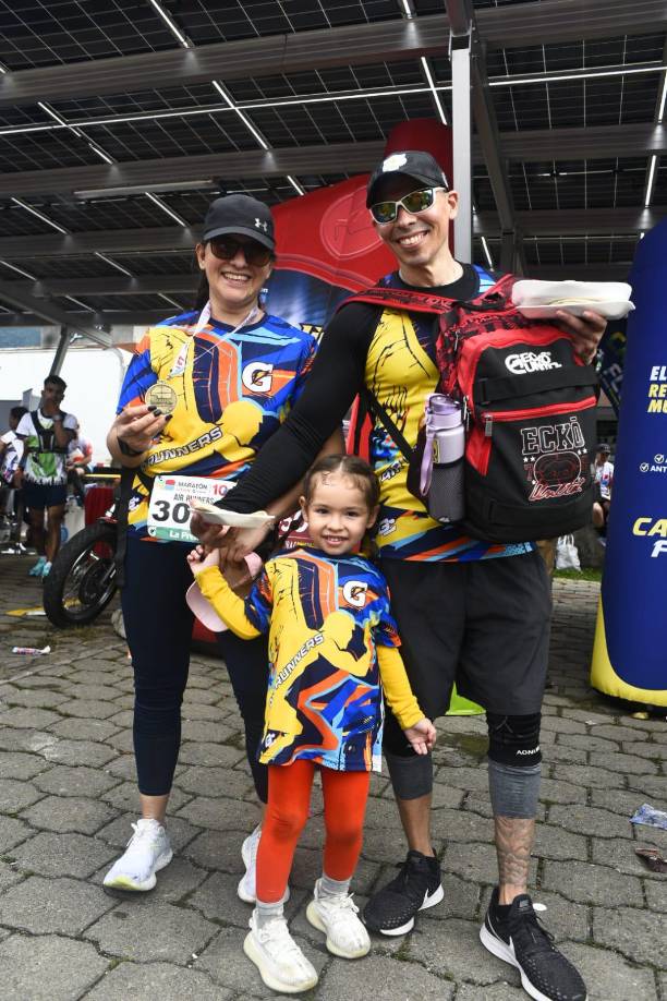 Esta familia de Air Runners posan para las cámaras de La Prensa en el evento deportivo familiar más tradicional de San Pedro Sula.