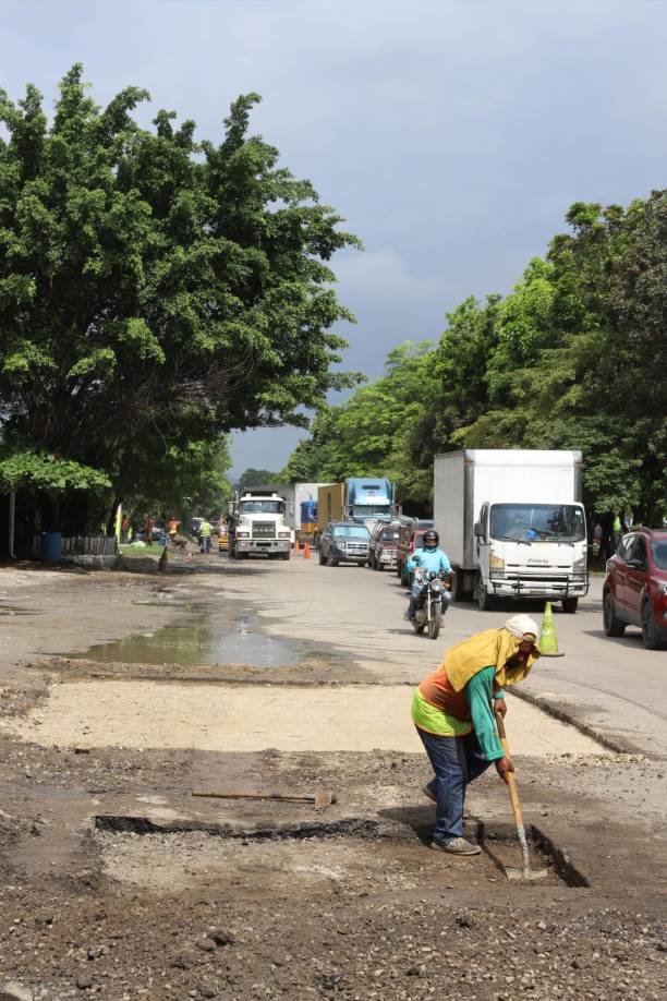 La alcaldía sampedrana comenzó un bacheo en el segundo anillo, justo enfrente de ZIP San José, entre la 25 y 27 calle.