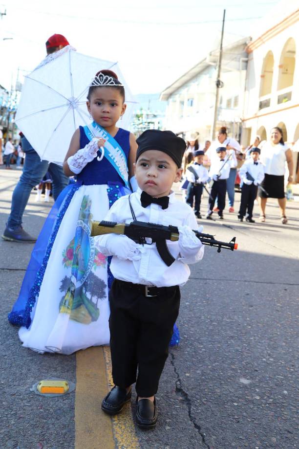 Los niños se lucen en desfiles patrios en La Ceiba