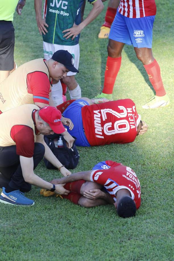 Germán Mejía y Carlos Pineda terminaron adoloridos en el suelo tras la dura falta de André Orellana.