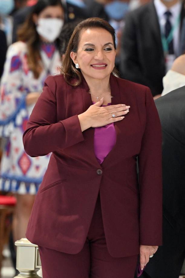 La presidenta lució muy elegante con este traje color vino. 
