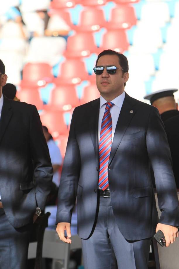 Héctor Zelaya, asesor privado, viste un traje color gris y una corbata distintiva con rayas cruzadas en rojo y azul. 