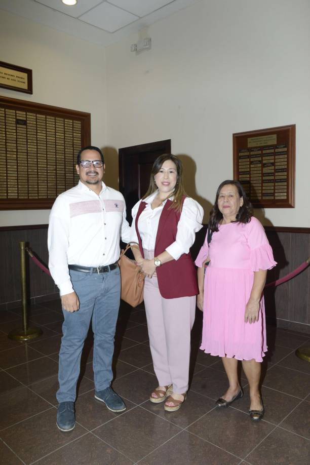 Eduardo Armijo, Gabriela Rivera y Maritza Espinoza