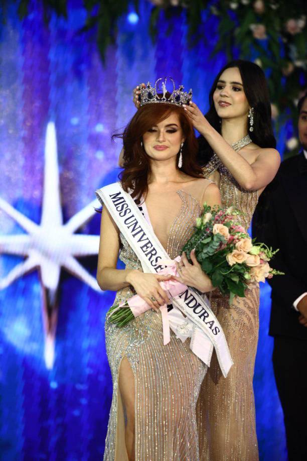 Zu Clemente, Miss Honduras Universo 2023, coloca la corona a su digna sucesora, Stephanie Cam.