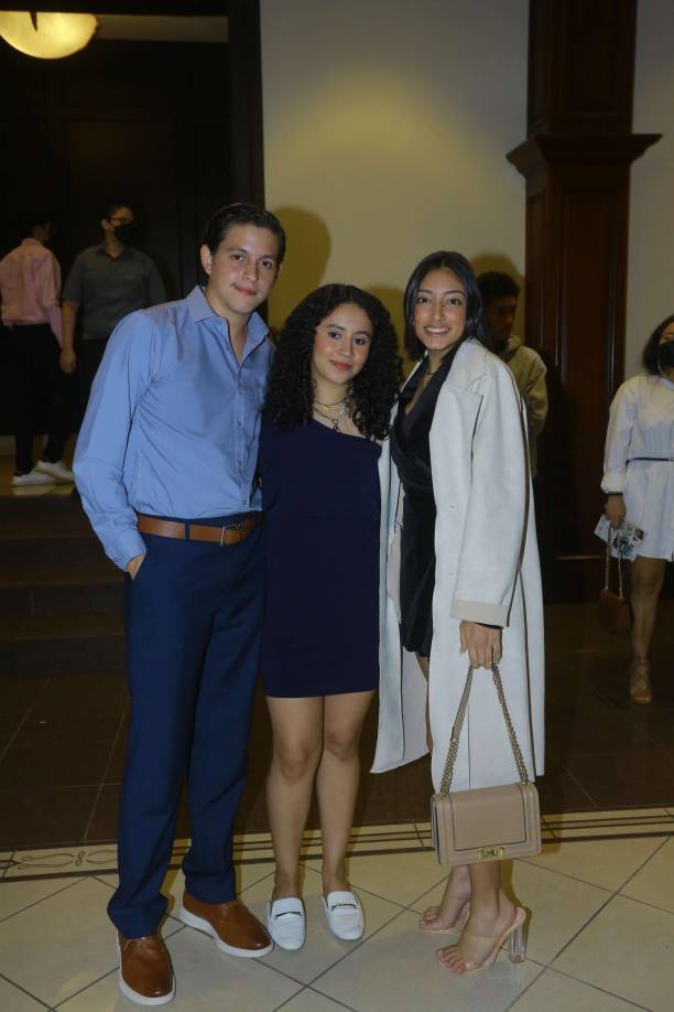 Alejandro Fernández, Melany Pacheco y Dayana Cerrato
