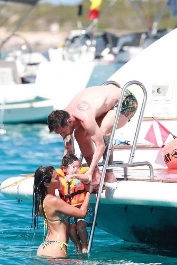Messi y Antonela no pudieron faltar y así deslumbró con su belleza la esposa del astro argentino que disfruta de sus días de playa.