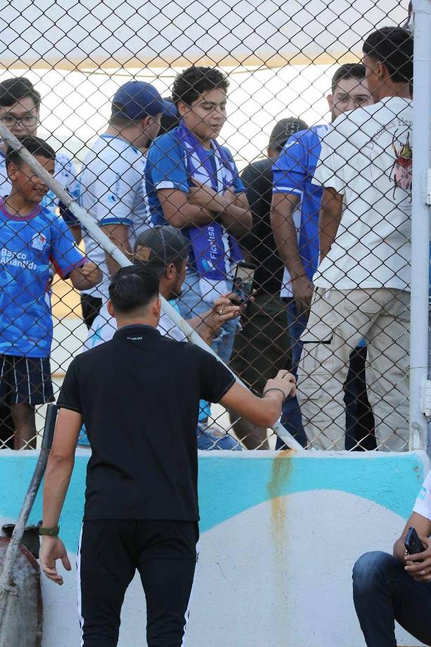 Francisco ‘Chelito‘ Martínez tuvo un buen detalle y se tomó fotos con aficionados antes del partido. El jugador fue uno de los descartes de Rueda para enfrentar a Cuba.