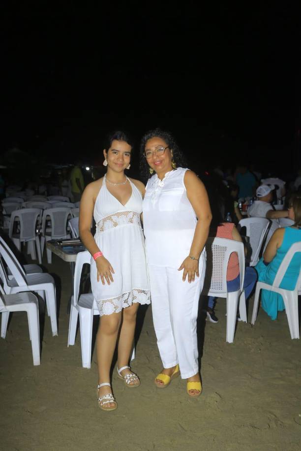 Tras varias horas de espera, el intérprete de música vallenato salió al escenario para cautivar a los asistentes.