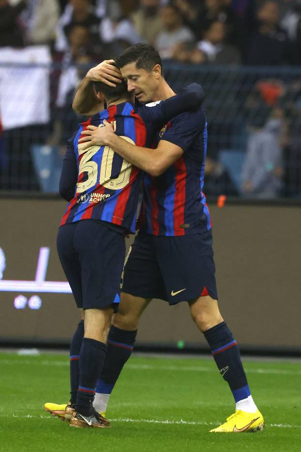 Robert Lewandowski celebró su gol con Gavi, quien le dio la asistencia. El polaco también asistió al joven en su tanto.