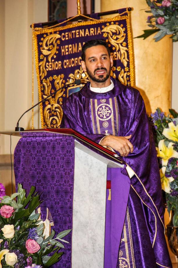 ”Creo que es momento de salir de viaje y más allá”, “me vuelvo monja”, fueron algunas de las apreciaciones ocurrentes que recibió el sacerdote de las cibernautas.