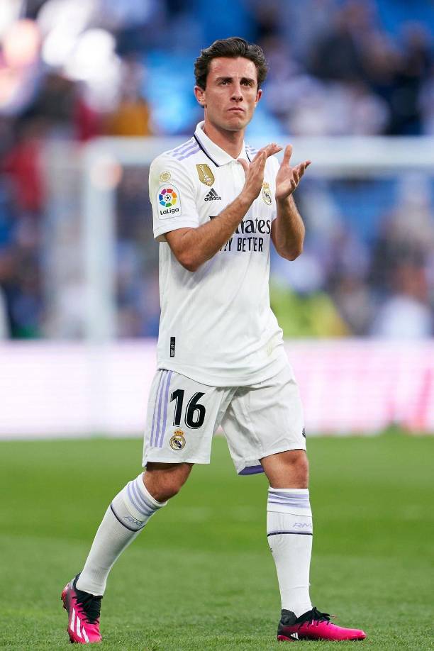 Álvaro Odriozola jugará finalmente en la Real Sociedad a partir de esta temporada 2023-24, al finiquitar el club txuriurdin y el Real Madrid el acuerdo para que el defensa donostiarra regrese a su casa, pese a que aún le quedaba una temporada más de contrato con los merengues.