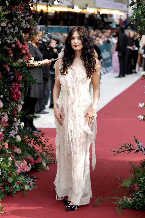 El estilismo de los actores no pasó desapercibido. Harriet Cains, quien interpreta a Phillippa Featherington, asistió al estreno con un vestido de red color melocotón lleno de volantes, que combinó con un par de tacones negros.