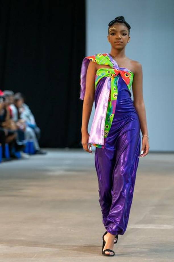 Por otro lado, los colores vibrantes, también muy arraigados en la comunidad Garífuna, brindan presencia y elegancia a cada una de las prendas, haciendo lucir hermosa a toda mujer que la utilice.