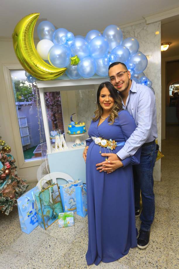 La feliz pareja está ansiosa por conocer a su primer varón, Mario Gabriel.