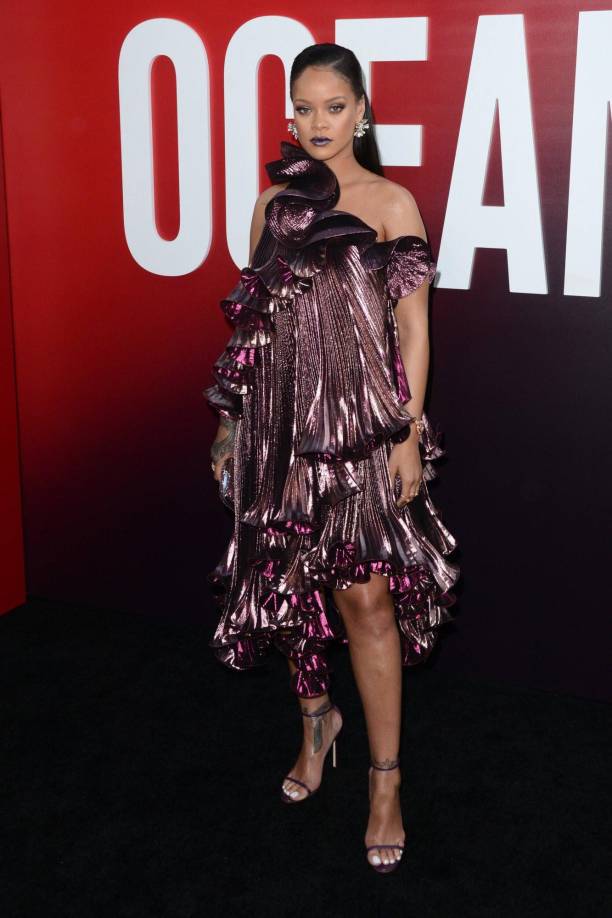 En 2018 Rihanna se lució en el estreno mundial de “Oceans 8” con un impactante vestido de Givenchy en tono morado metálico de un hombro y dramáticos vuelos. 