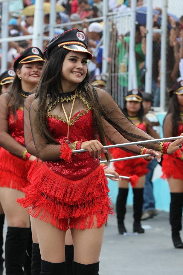 Michell portó un traje de color rojo, con mangas transparentes en sus hombros, unas botas negras y una boina, que era el distintivo de este cuadro de palillonas del Instituto Abdiel. 