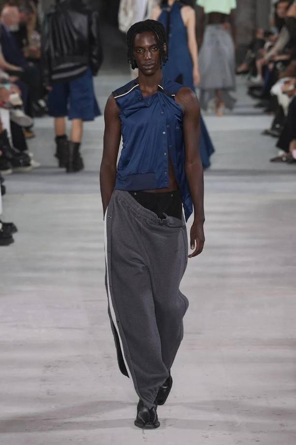 Este enfoque ha resonado en millones de personas, impulsando la idea de que la ropa deportiva puede ser elegante y adecuada para múltiples ocasiones con la incursión de Skims en colaboraciones de alto perfil, como su línea de ropa deportiva lanzada en octubre de 2023, refuerza su influencia en el mercado. Alo Yoga: el equilibrio entre comodidad y espiritualidad. Otra marca que ha jugado un papel crucial en la popularidad de la ropa deportiva es Alo Yoga. Fundada en Los Ángeles en 2007, esta firma inicialmente enfocada en yoga ha expandido su catálogo para abarcar prendas aptas tanto para la práctica de ejercicio como para el día a día.