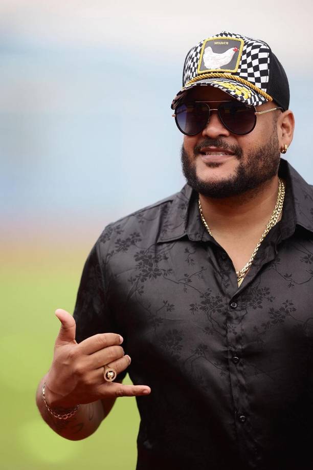 El Chevo, cantante hondureño, dio un show en el medio tiempo del amistoso entre verdes y jaibos.