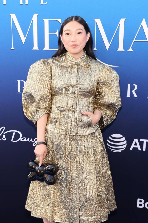 La actriz y cantante estadounidense de ascendencia china y surcoreana, Awkwafina pone voz a Scuttle, la gaviota con la que habla Ariel y quien se cree un experto en todo lo que tenga que ver con los humanos.