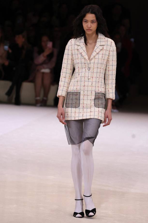 Las piernas están cubiertas con medias de bailarina, blancas brillantes, a veces con un cubrepantalón transparente. En cambio, los pies calzan tacones altos, negros y delgados, en lugar de zapatillas.