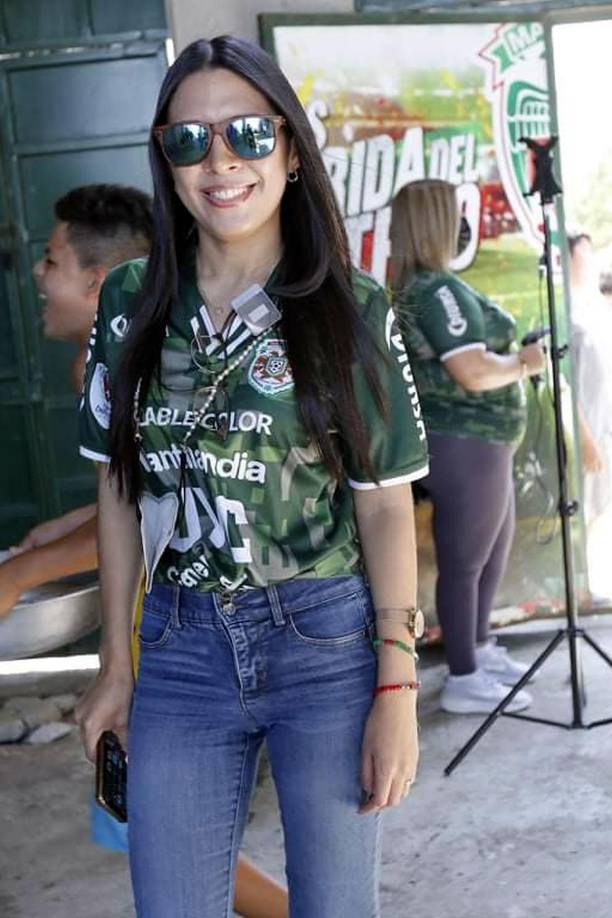 Esta guapa aficionada del Marathón lle´go muy sonriente al estadio Yankel Rosenthal.