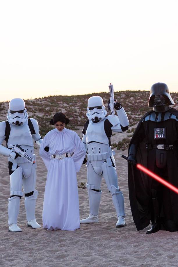 Princesa Leia y Storm Trooper son dos personajes icónicos de la historia del cine. El disfraz de Leia quizás sea más asequible de replicar, mientras el de Storm Trooper requiere de mayor inversión. Lo cierto es que mientras más empeño le ponga, mejor será el resultado. 