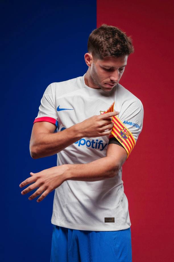 “Tomando como referencia la camiseta que el equipo azulgrana lució como segunda equipación durante la década de los 70, el blanco es el protagonista absoluto, mientras mantiene las franjas con los colores azulgrana y las incorpora al ribete de las mangas”, detalló en un comunicado en su web.