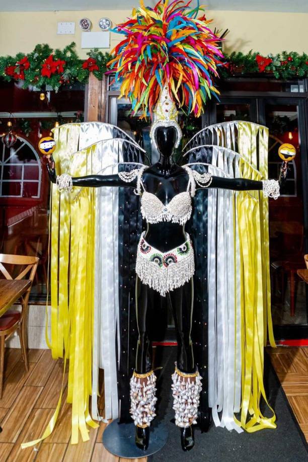 En las pantorrillas lleva un adorno elaborado en semillas secas que suenan al compás de las maracas que llevan plasmadas la bandera de Honduras y la bandera Garífuna. “En las pantorrillas lleva una especie de semillas secas que son difícil de encontrar, en realidad tuve que conseguirlas en México para poder darle ese toque final que lo caracteriza al momento de su danza”, dijo el diseñador a LA PRENSA.