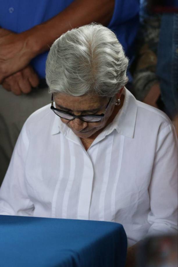 Sentada a un costado de Ana, doña Elvira guardó completo silencio, una expresión de dolor y tristeza se reflejaba en su rostro y poco se atrevió a ver fijamente a las cámaras que la enfocaban.