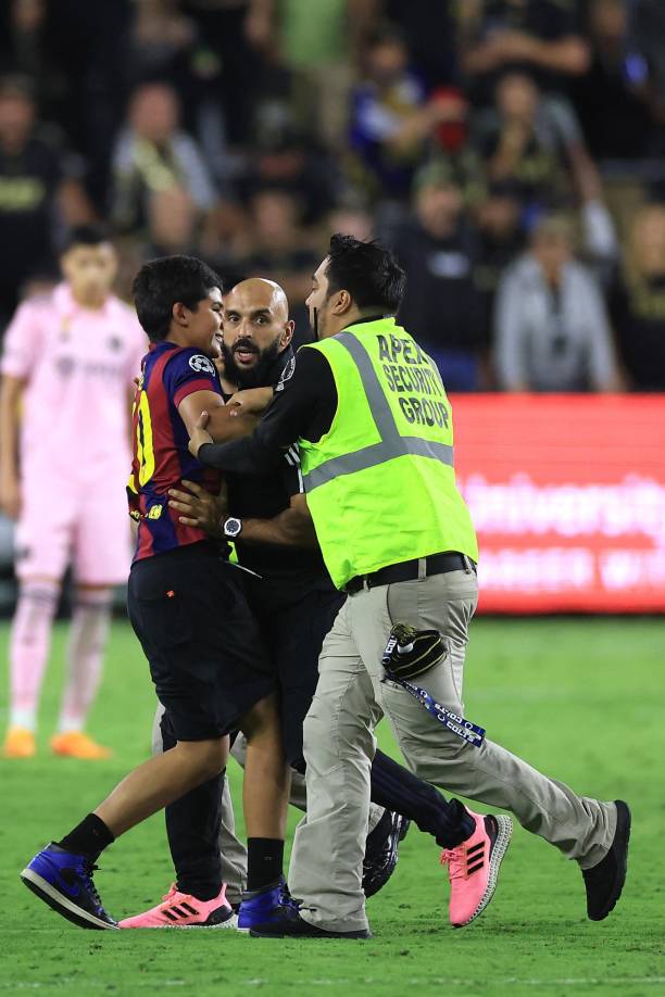 En cada estadio que cuenta con su visita, existen aficionados que están dispuestos a hacer lo imposible para estar cerca de Lionel Messi.