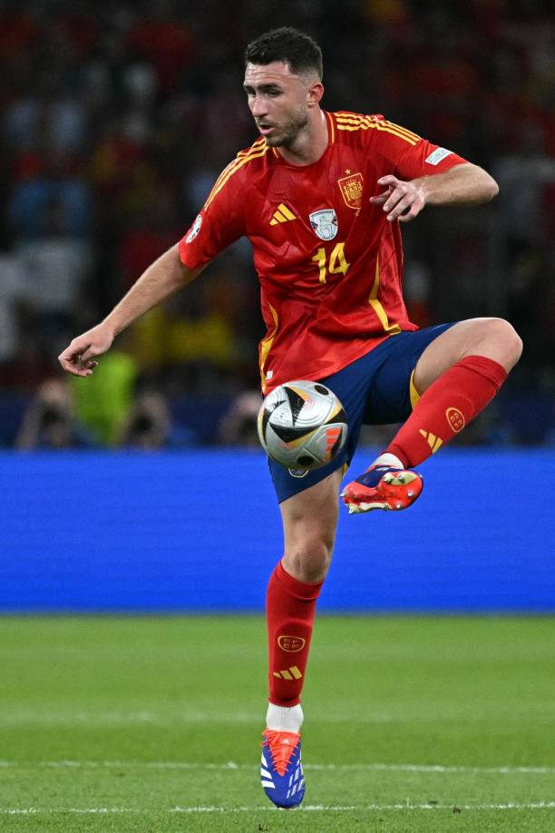 Con el fichaje de Leny Yoro por el United, el Real Madrid piensa en otras alternativas al francés. El club blanco estaba en conversaciones valorando el fichaje del campeón de Europa con España Aymeric Laporte. En los próximos días el Real Madrid decidirá qué hacer al respecto, informan en España.