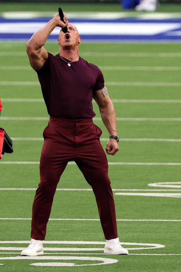 El actor de 49 años y ex superestrella de la WWE hizo la apertura del Super Bowl LVI.