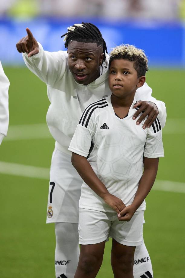 El hijo de Kim Kardashian, Saint West, de 8 años, saltó al campo en los prolegómenos del partido de la mano del brasileño Vinícius Junior.