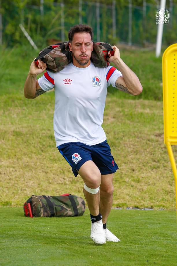 El delantero argentino está sudando la gota gorda en la pretemporada del León y tiene una gran motivación para hacerlo: su infartante novia.