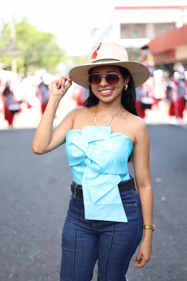 Marisol Soto, periodista de LA PRENSA, lució un atuendo más casual para la cobertura de campo en San Pedro Sula. Ella optó por un jean y una blusa strapless en color azul turquesa, alusivo a la Bandera Nacional, combinado con accesorios dorados, un sombrero pintado con la Guacamaya (ave nacional) y lentes oscuros para protección solar.