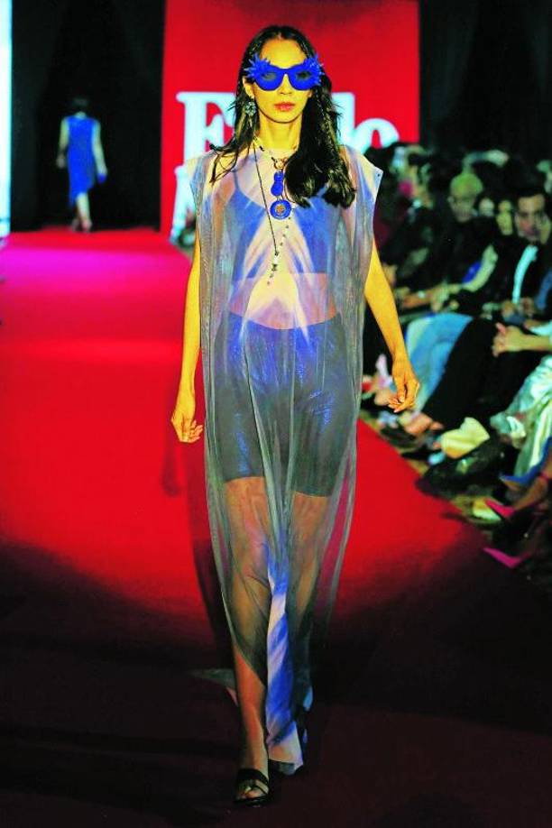 Entre azules y vuelos, Morena Perpetua marcó su sello sobre la pasarela.