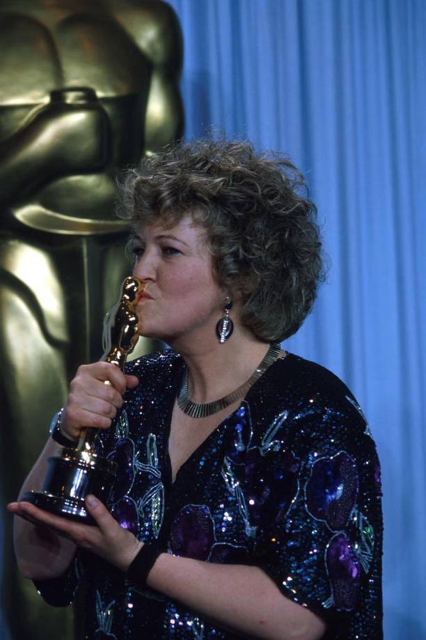 La artista, quien ganó un Premio Oscar a “Mejor Actriz de Reparto” por su papel en <i>Mi Pie Izquierdo</i>, explicó que se enfrentará al día desconectándose de la tecnología, bajando las persianas y abrazando a su perro para sobrellevar la soledad.