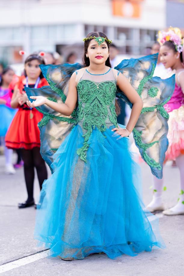 Navid Tatum lució un vestido azul y verde haciendo referencia a la naturaleza.