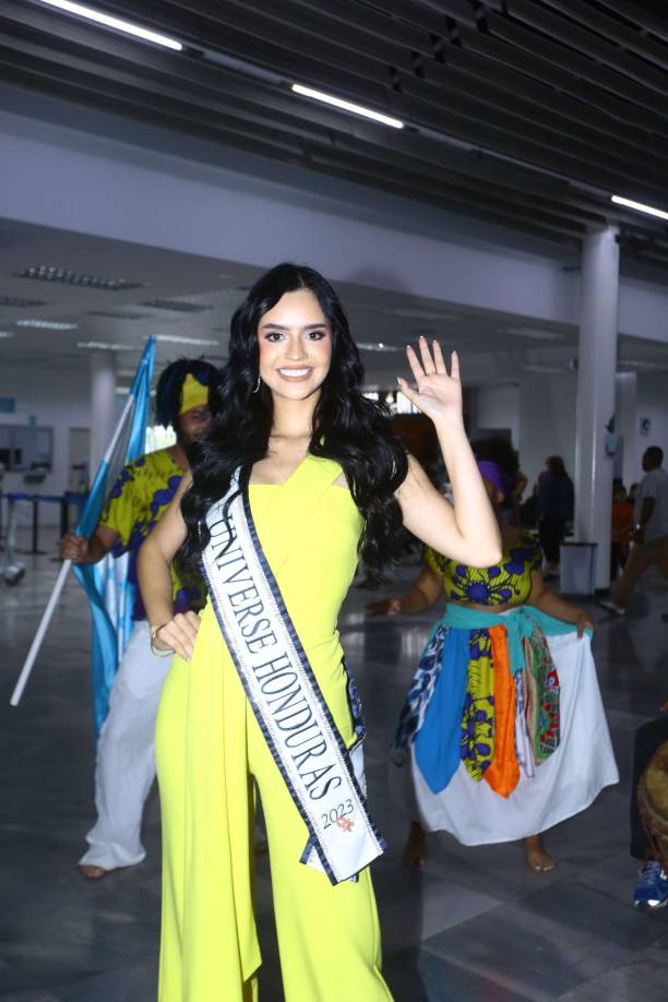 <b>“</b>Me siento súper feliz y emocionada de ver cuánto pueblo hondureño tenemos y lo más importante es mantener nuestra mano hermana unida, les voy a decir que tengo un nudo en el <b>estómago </b>porque las expectativas son altas, pero me siento feliz con todo lo que he logrado y, por supuesto, voy a representar de la mejor manera a mi país bello, Honduras”, dijo.