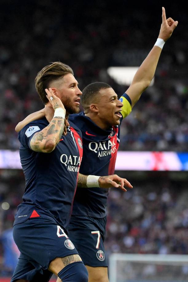 Sergio Ramos dijo adiós al PSG y lo hizo marcando un gol para abrir el marcador en el partido. En la imagen celebra con Kylian Mbappé.