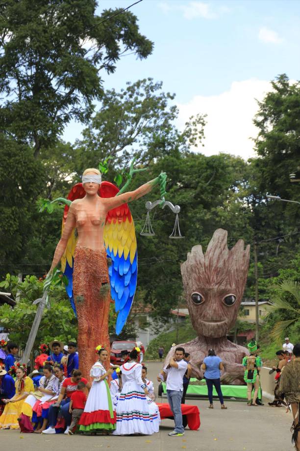 También con la visita de miles de turistas, los emprendedores aprovechan para comercializar alimentos y otros tipo de productos.El proyecto de las chimeneas gigantes fue una iniciativa de la Sociedad Cultural Triniteca Palito Verde, siguiendo la tradición ancestral, cuando los pobladores quemaban ocote por donde pasaba la procesión de la Inmaculada Concepción. 