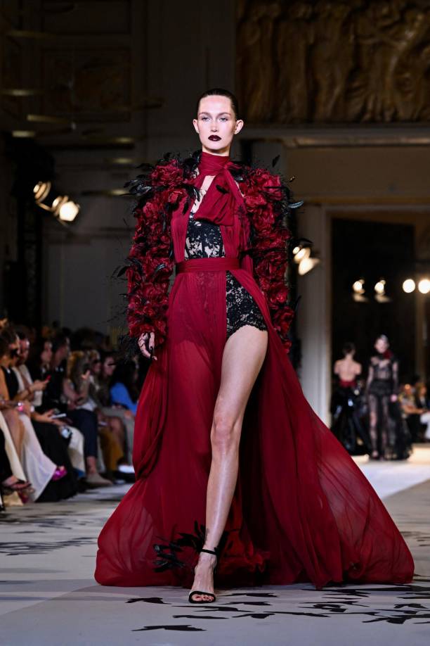 Zuhair Murad propuso diseños al estilo sleep dress con telas de seda, organza y encaje, con escotes de pierna.