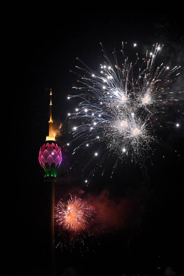 <b>Sri Lanka</b>Esta fotografía tomada el 1 de enero de 2023 muestra fuegos artificiales durante las celebraciones de Año Nuevo en Colombo. 