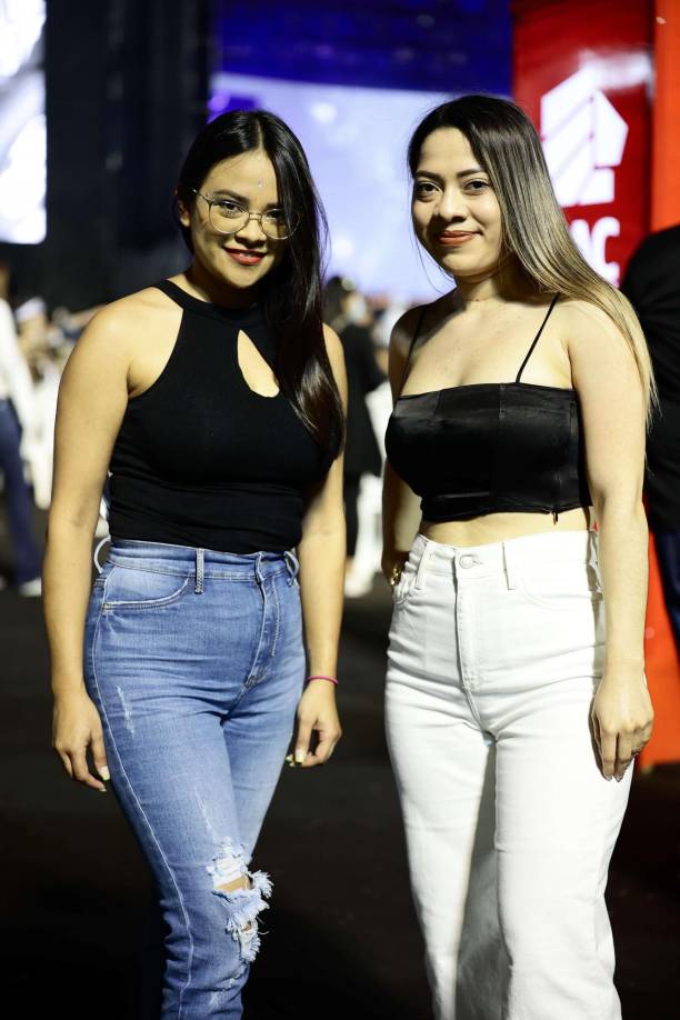 Las hermanas copanecas Keylin y Kelsin Mejía también disfrutaron del show. 