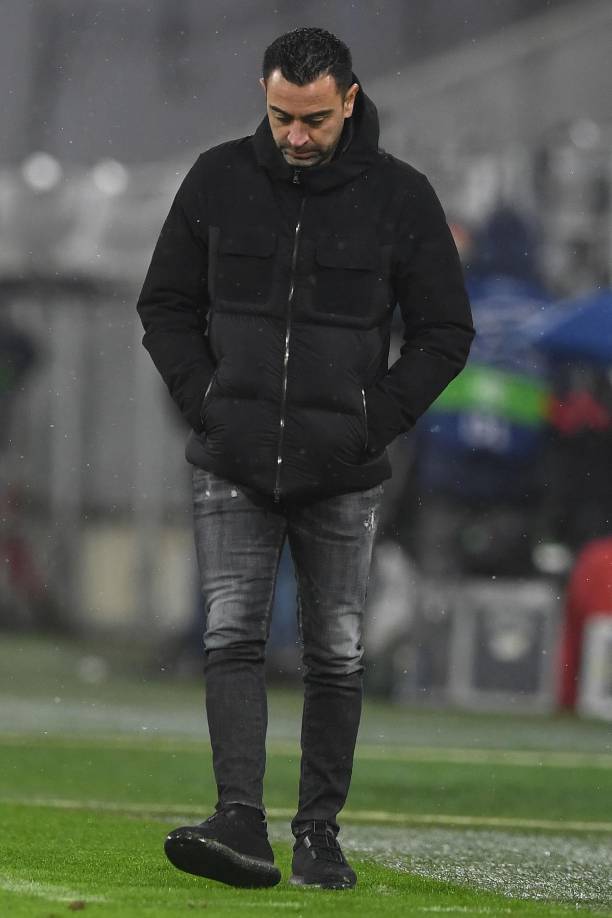 Xavi Hernández, pensativo, cabizbajo, durante la derrota del Barcelona.