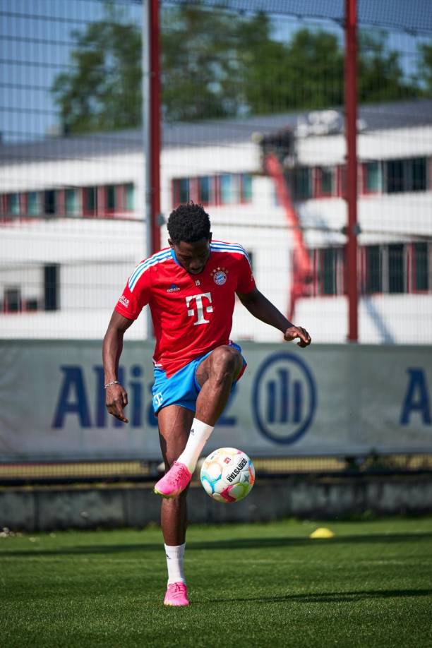 El agente de Alphonso Davies sobre su futuro: “Es un momento caótico en el Bayern de Múnich. No estoy seguro de qué está pasando y con quién hablaremos.Tal vez sea mejor si esperamos hasta 2024 para renovar y vemos cómo se desarrollan las cosas con el club antes de pasar a un nuevo contrato”.